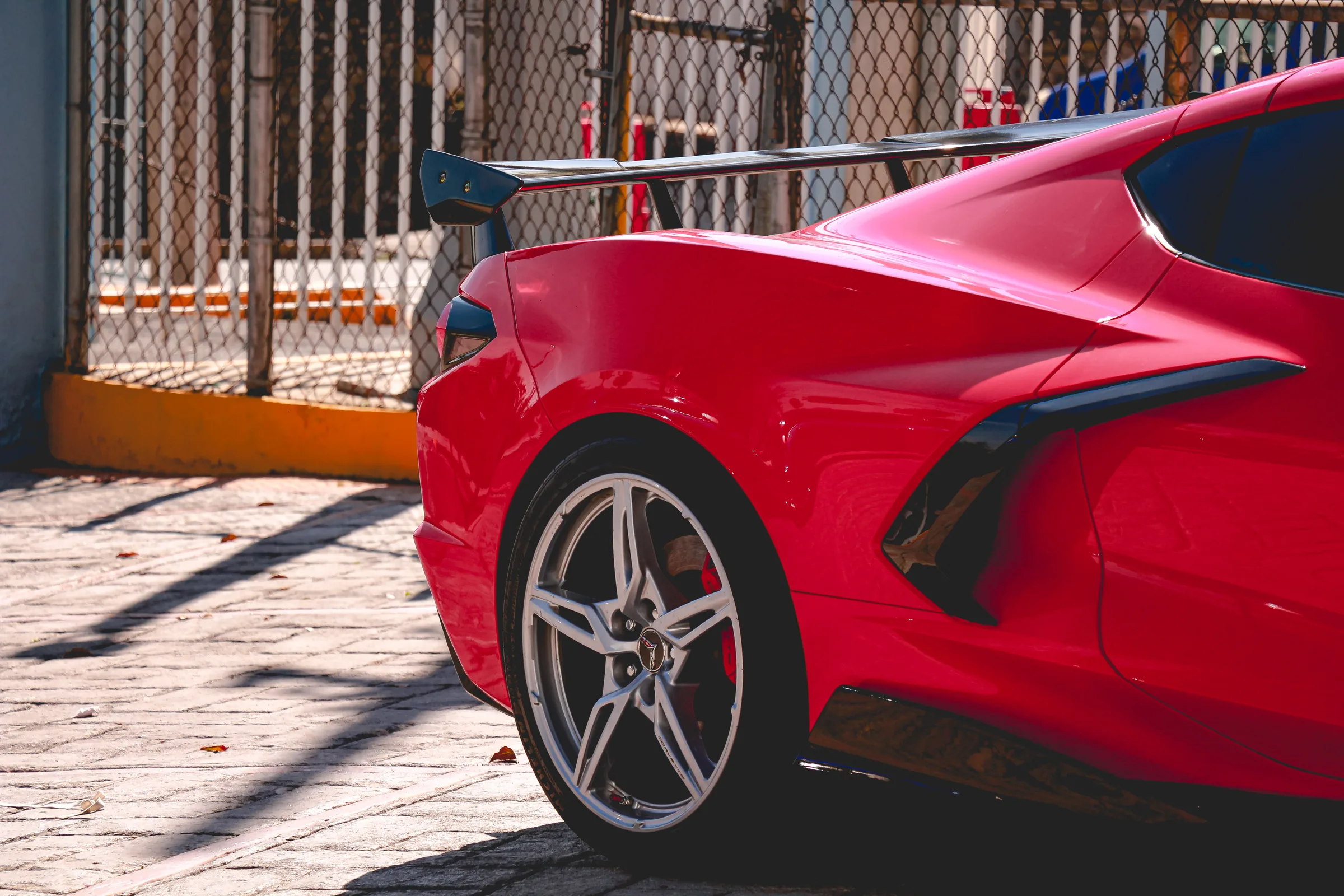 El alerón trasero del Corvette contra la malla ciclónica, de cerca