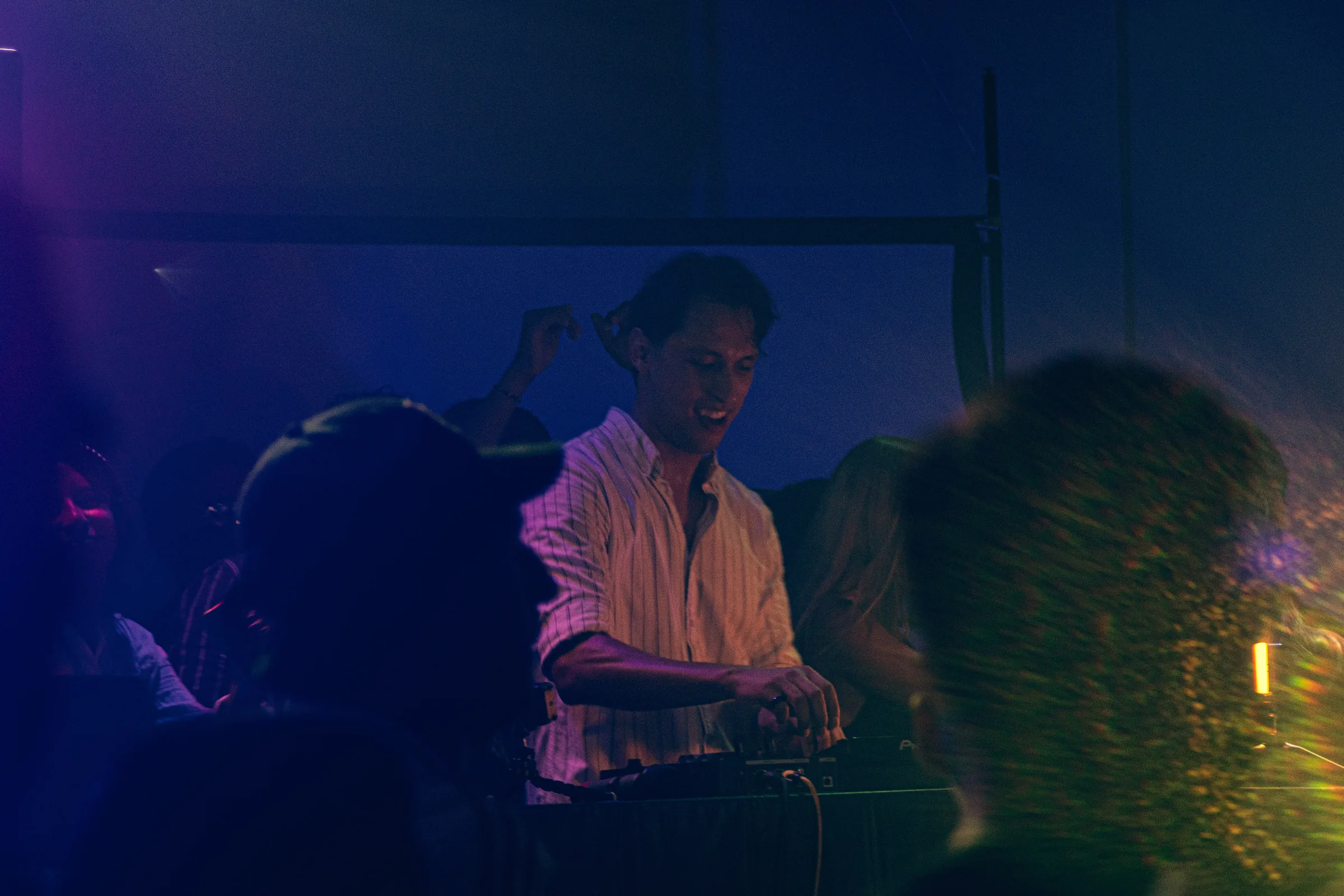 El DJ en la cabina, con luz azul