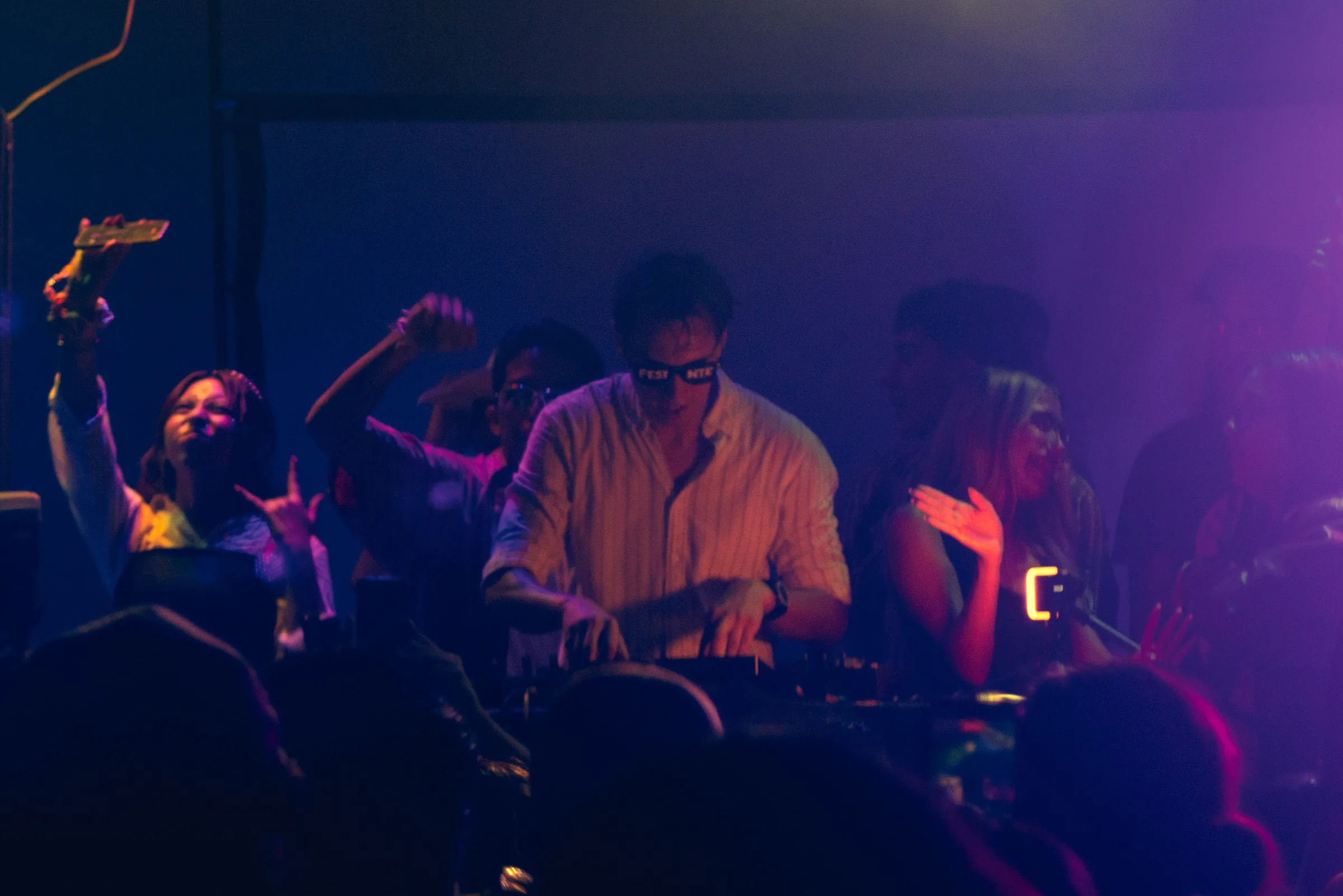 El DJ y la gente de las primeras filas