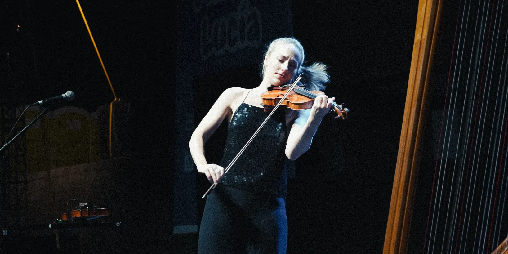 La violinista toca con el arco en alto