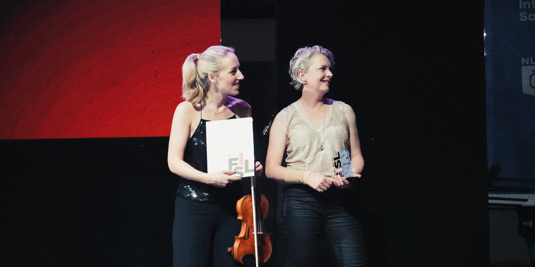 Las dos músicas reciben un reconocimiento en el escenario