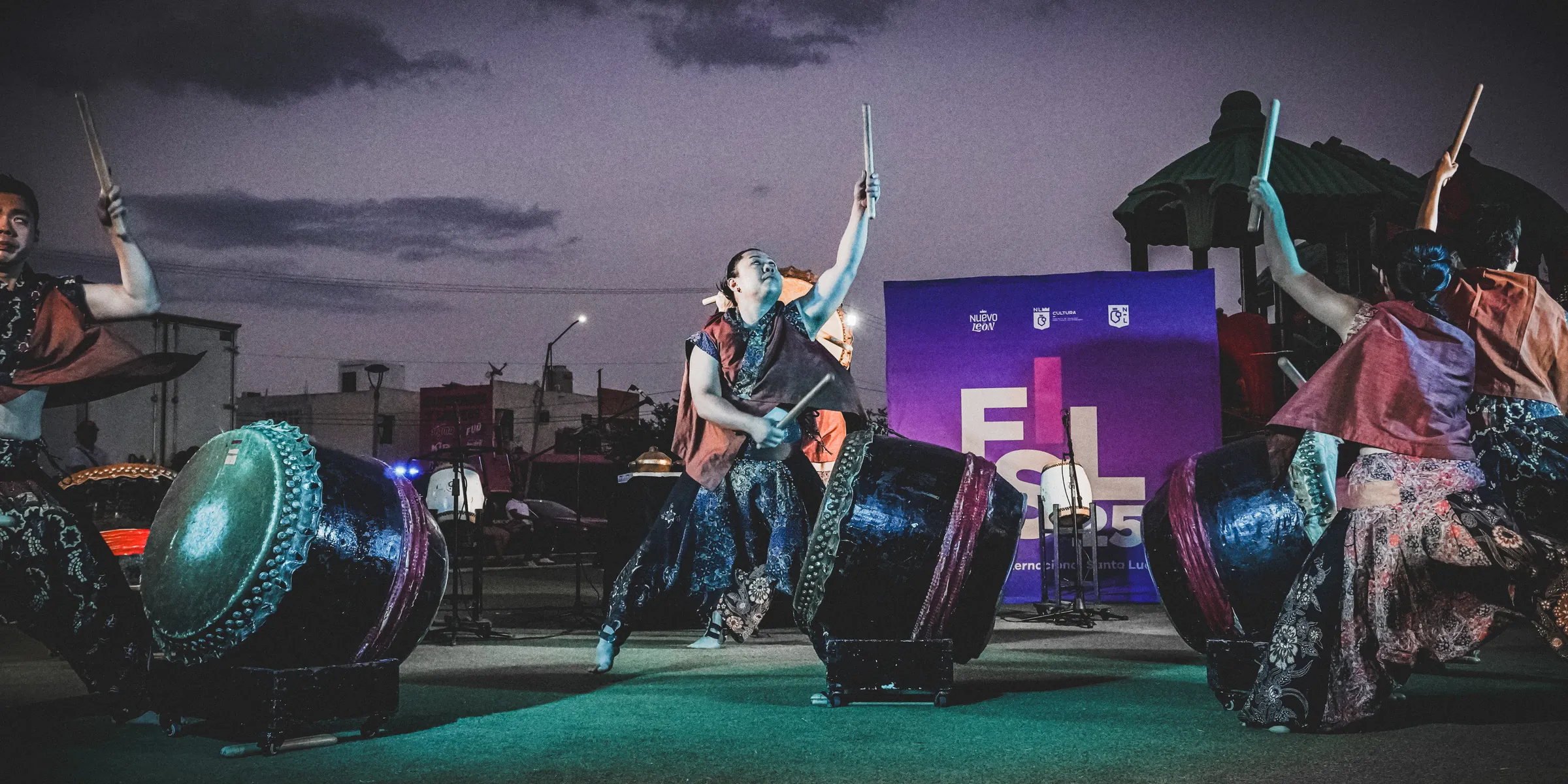 El grupo en plena coreografía mientras cae la tarde