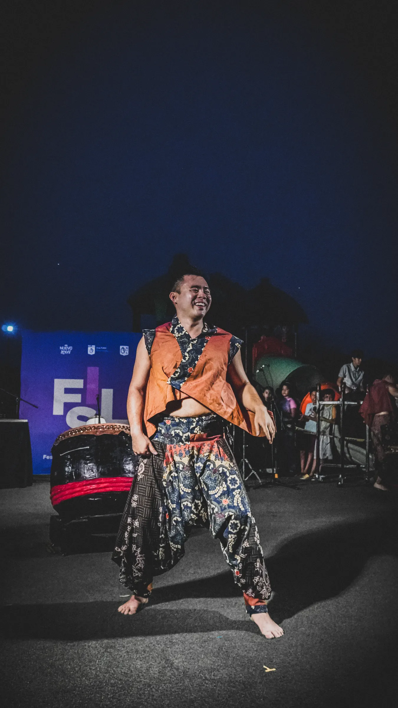 El mismo percusionista gira a media coreografía