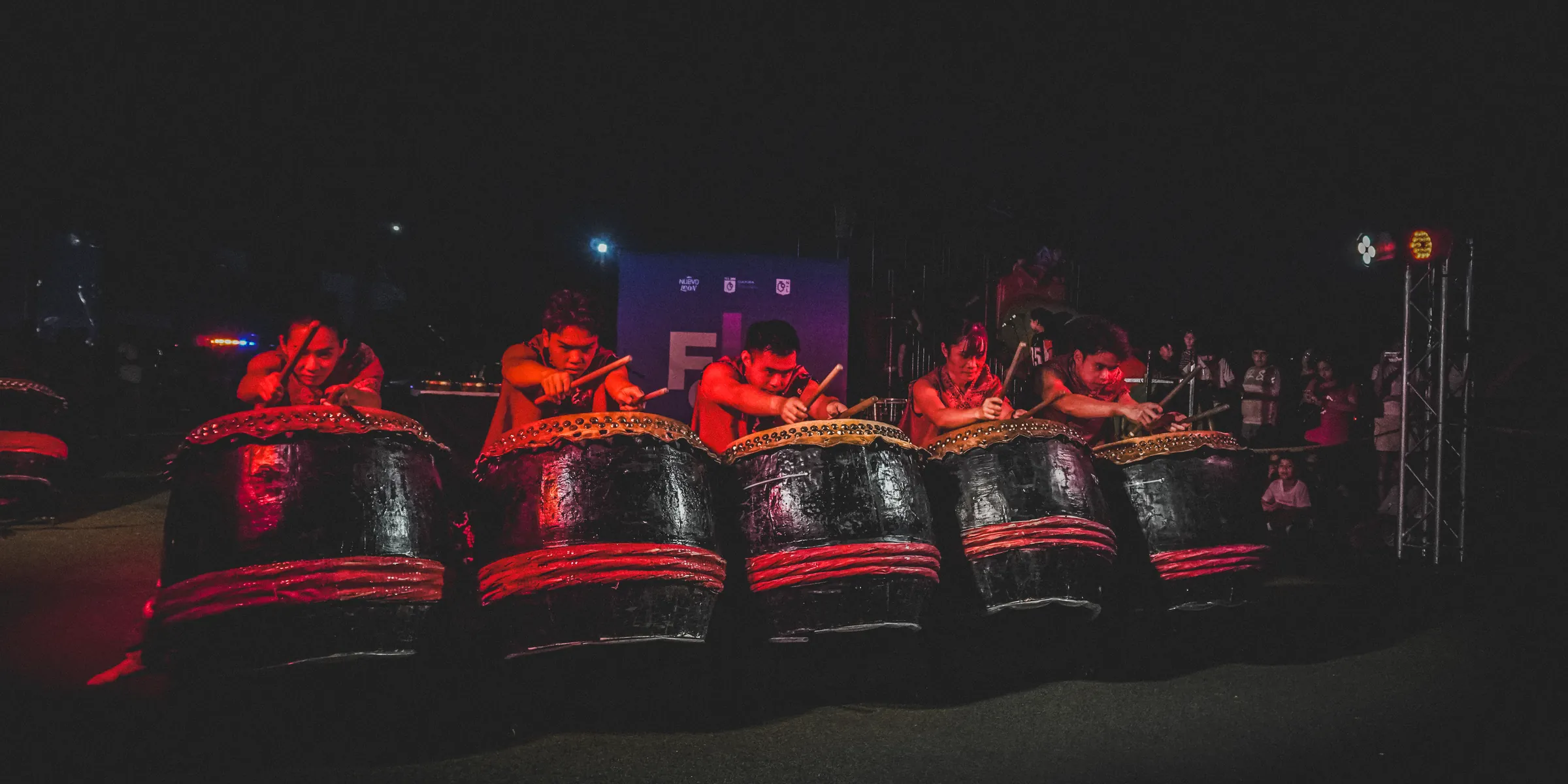 Los tambores en fila bajo la luz roja