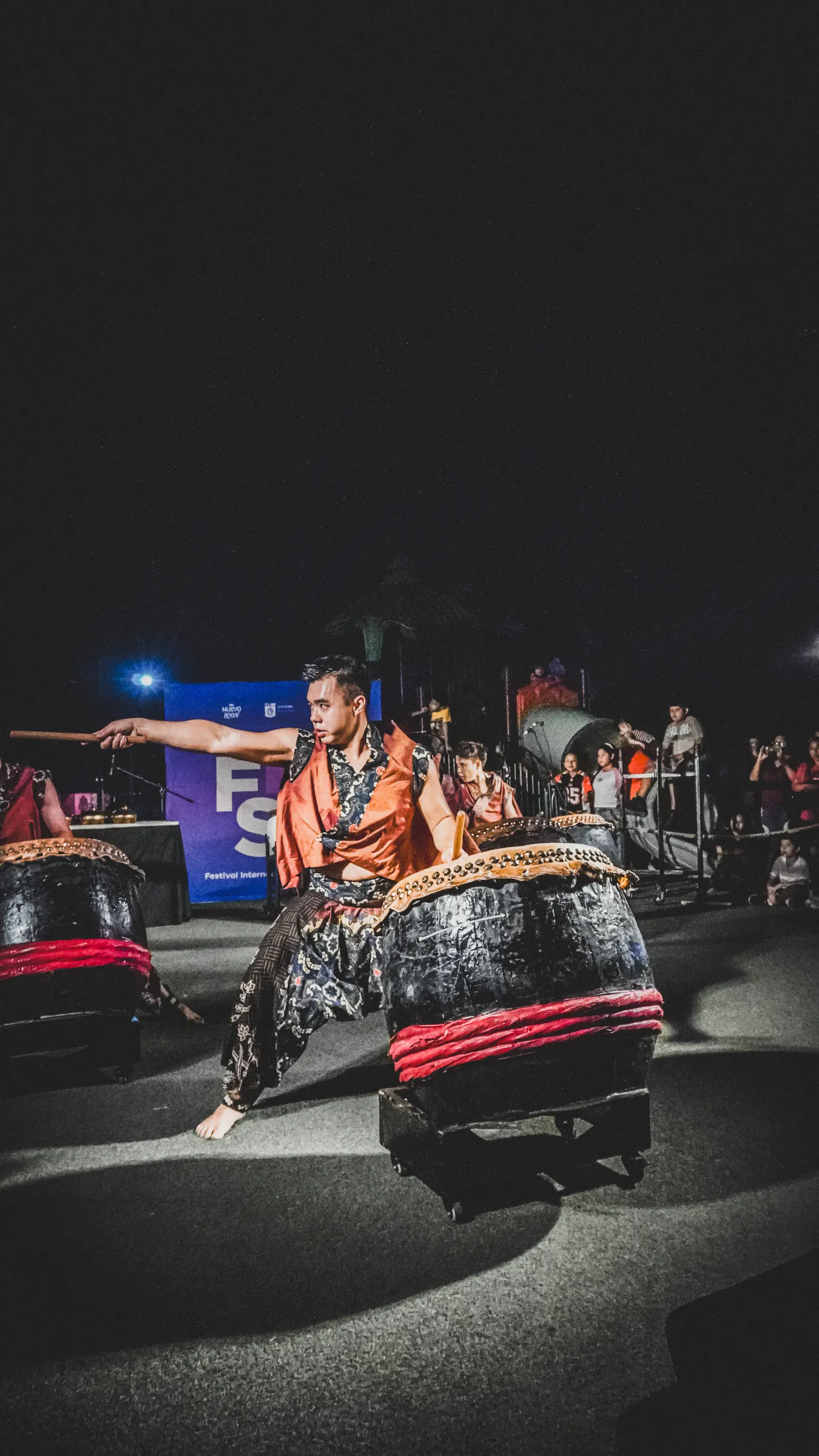 Un percusionista golpea el tambor con fuerza
