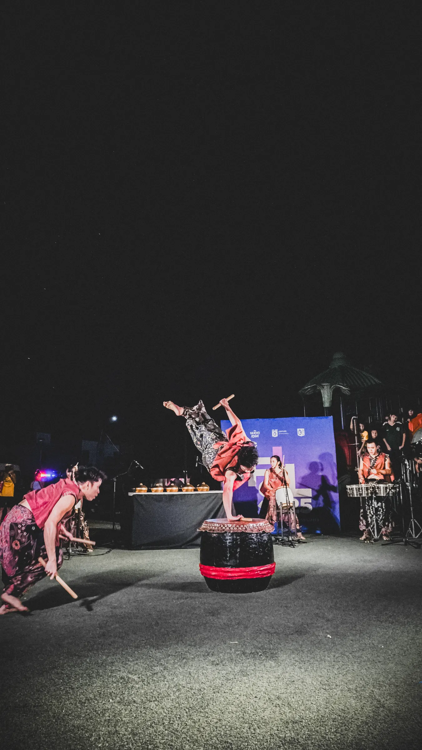 Un bailarín hace una acrobacia sobre el tambor