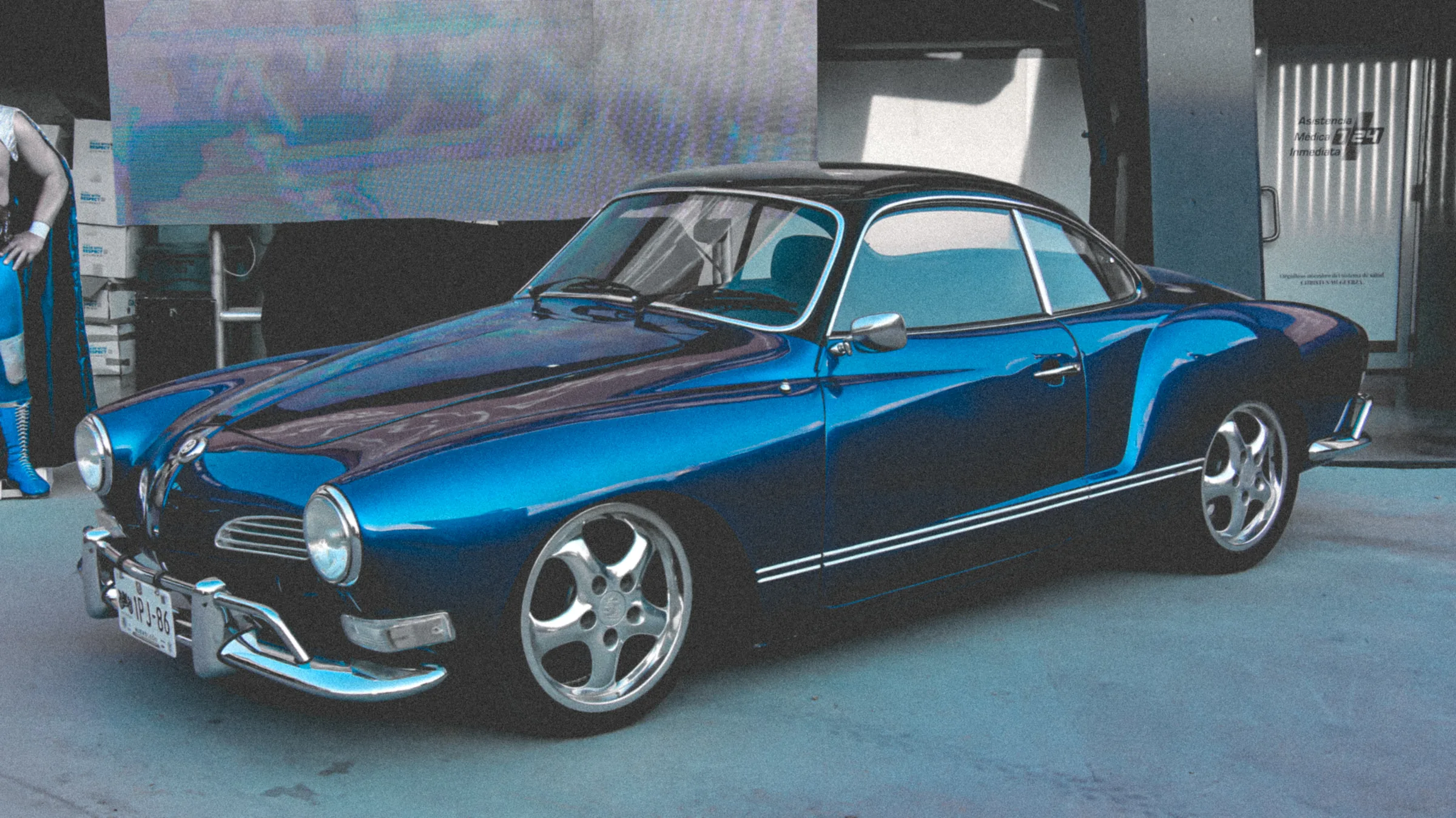El Karmann Ghia completo, de tres cuartos frontal, dentro de una cochera