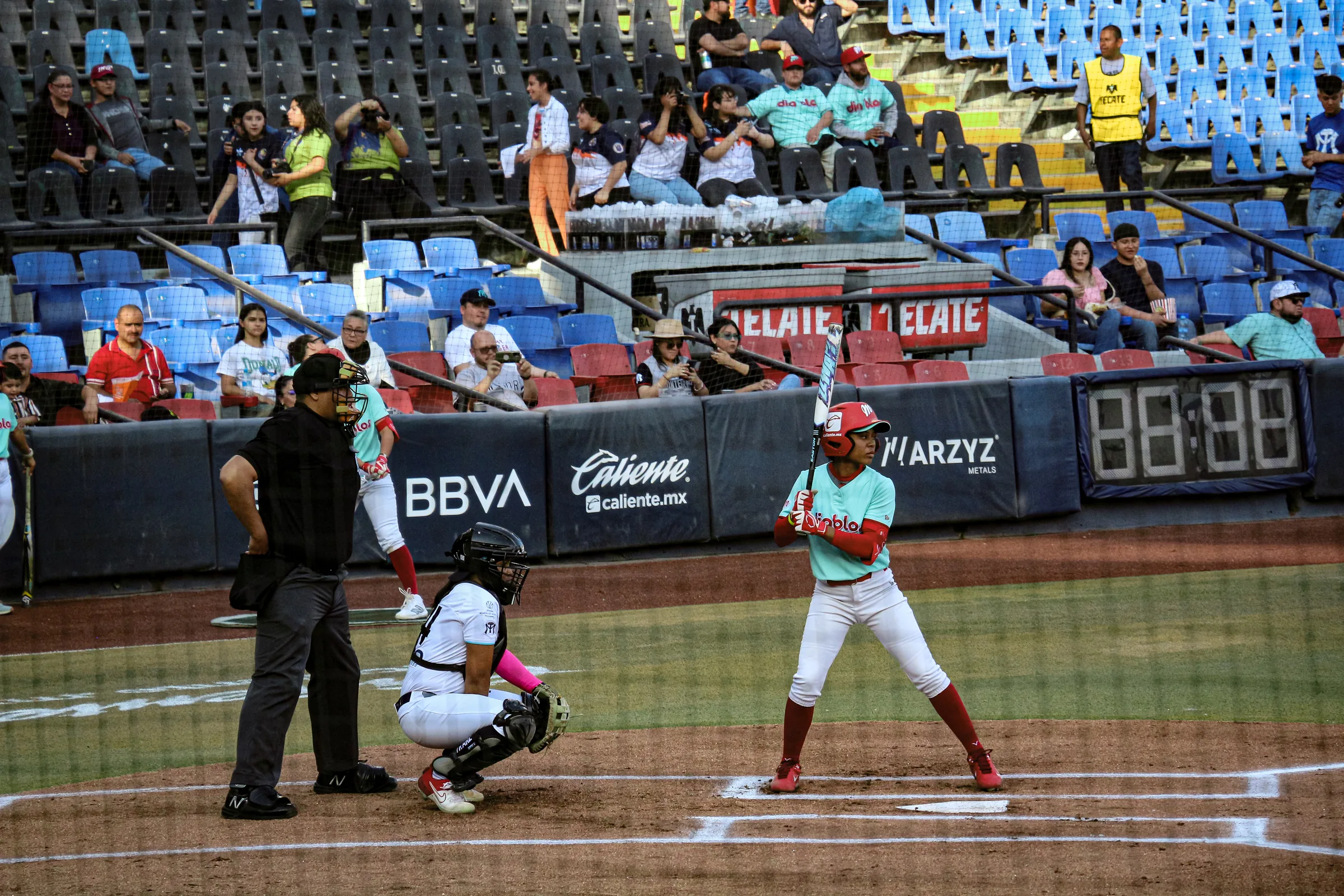 Una bateadora de Diablos espera el lanzamiento con el bat en alto