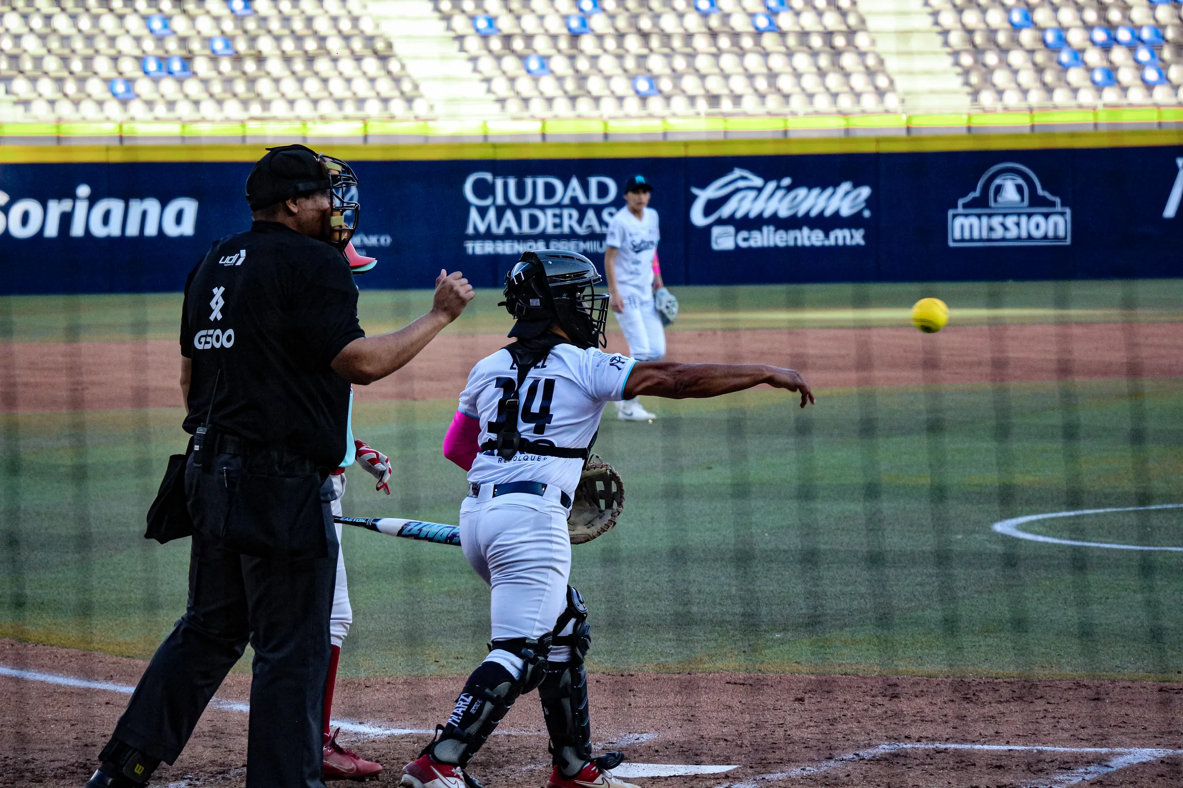 La lanzadora suelta el brazo justo después de tirar, de cerca