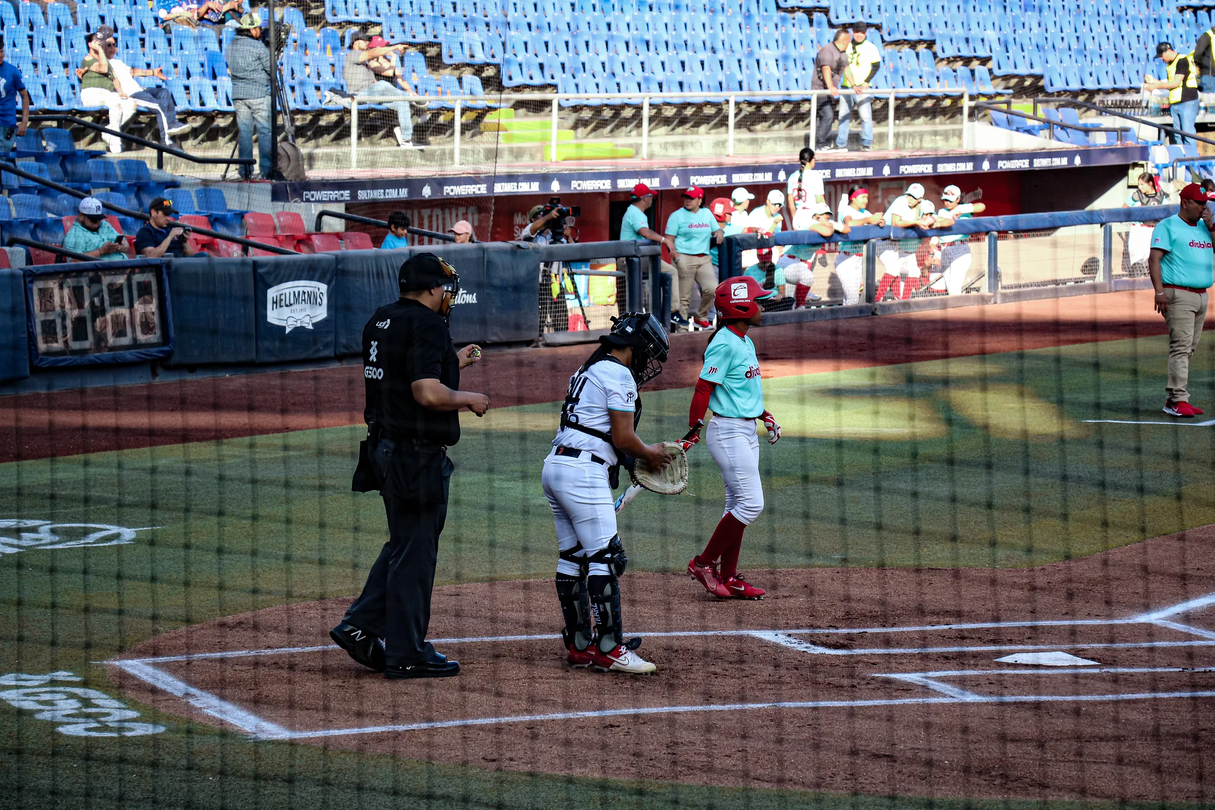 El catcher y una corredora de Diablos caminando de regreso a la banca